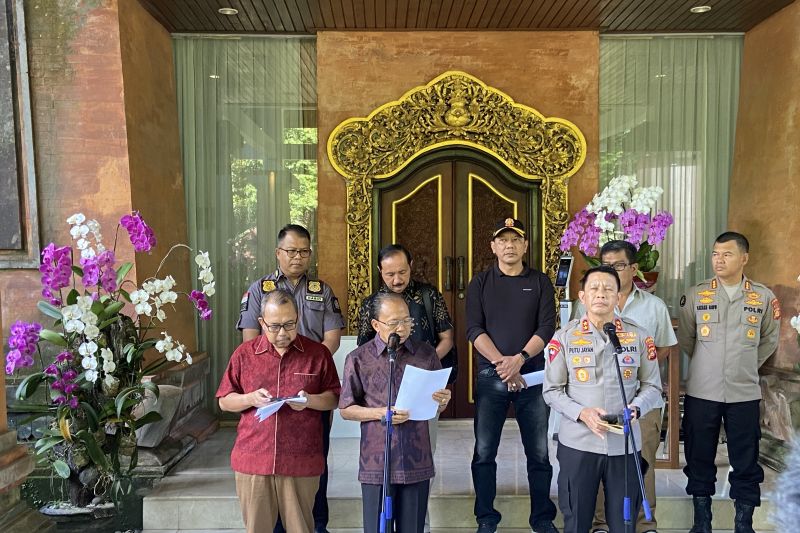 Gubernur Bali Wayan Koster saat menyampaikan kondisi pariwisata Bali di Denpasar, Minggu (28/5/2023)